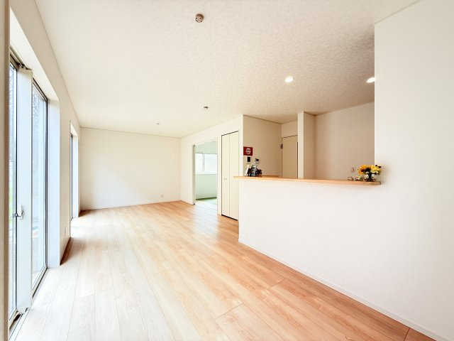 つくば市自由ケ丘第10　新築戸建て　1号棟の居間・リビング|広々とした17帖ＬＤＫ♪
家具を置いても窮屈感を感じず過ごせます。