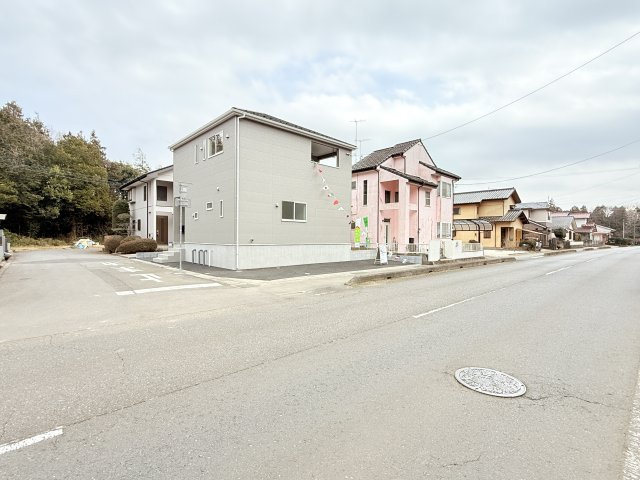 つくば市自由ケ丘第10　新築戸建て　1号棟の前面道路含む現地写真|実際に現地で周辺環境や街並み、近隣のスーパーや通学路の安全性、病院、公園・・・など生活のイメージをご確認ください！