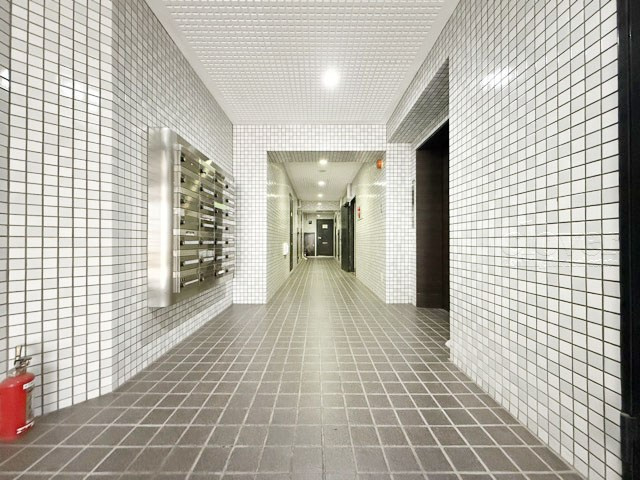 【ロビー】 | 六本木アーバンレックス | エントランスホール。ここもマンションの顔となる部分であり、しっかりと清掃の行き届いたさまに安心感をおぼえます。～即日のご見学可能～　お問合せはお気軽にどうぞ。
