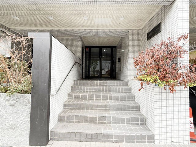 【エントランス】 | 六本木アーバンレックス | オートロックを備えた、マンションのエントランス。やはりセキュリティの観点は欠かすことができません。皆様を“安全”に送り出し、出迎えてくれます。～即日のご見学可能～　お問合せはお気軽にどうぞ。
