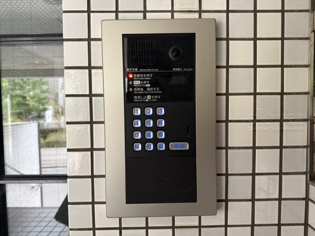【防犯設備】 | 六本木アーバンレックス | モニター（カメラ）付きのオートロックが備えられています。建物のセキュリティ能力の高さは、欠かすことのできないチェックポイントになります。～即日のご見学可能～　お問合せはお気軽にどうぞ。