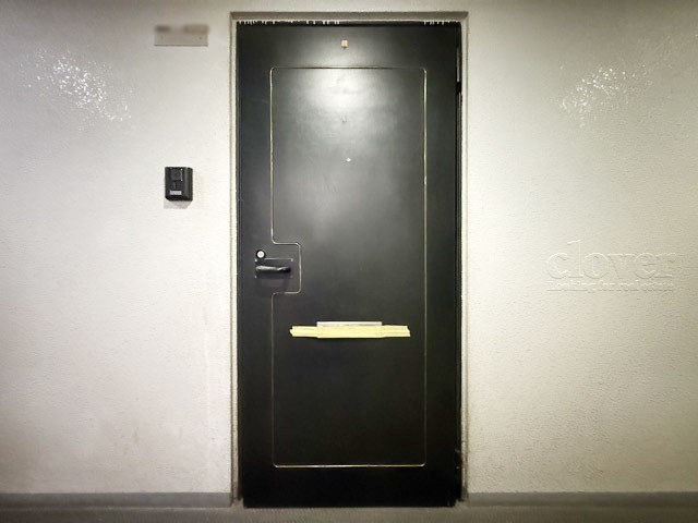 【その他共用部分】 | 六本木アーバンレックス | 皆様をお迎えする、お部屋の玄関ドア。開けやすさや開放角度、ドアノブの操作しやすさや鍵の形状などを、現地で一度ご確認ください。～即日のご見学可能～　お問合せはお気軽にどうぞ。