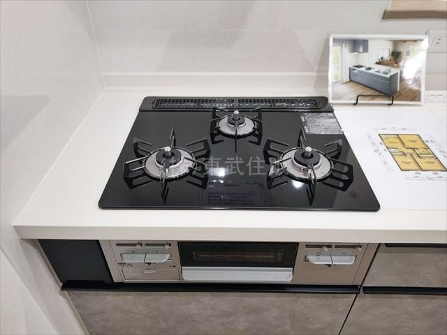 【キッチン】 | 川越市中台２丁目　全２棟　B号棟 | 同時にお料理ができる３口コンロ