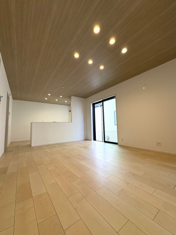 TSUJIDO FAMILY STANDARD — 「辻堂」駅徒歩12分・40坪の安心感の居間・リビング