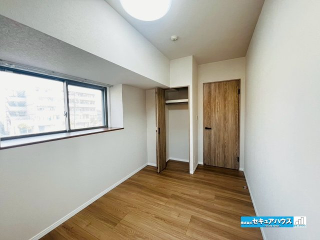 【中古マンション】東海市養父町ユーハウス尾張横須賀の洋室|【洋室】
◆広々とした居住空間は日々の暮らしを彩り、心のやすらぎと満足感を与えてくれます。通風と採光を考慮した設計は子供たちはのびのび育ち、家族でくつろぎと団らんを生み出します。