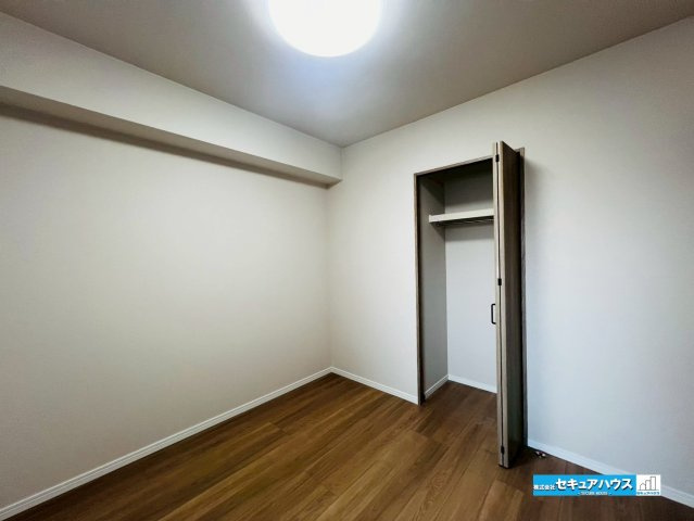 【中古マンション】東海市養父町ユーハウス尾張横須賀の洋室|【洋室】
◆家族一人ひとりの大切なプライベート空間。趣味に合わせて使って頂けるようシンプルに仕上げてあります。暮らし心地を大きく左右する収納を、適材適所に配置し使い勝手を考慮しました。　