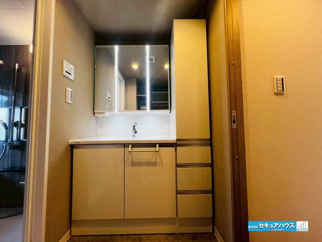 【中古マンション】東海市養父町ユーハウス尾張横須賀の独立洗面台|【洗面台】
◆鏡の裏にはたっぷりと収納スペースを標準装備！
◆電源を付属しているのでドライヤーなど利用できます。