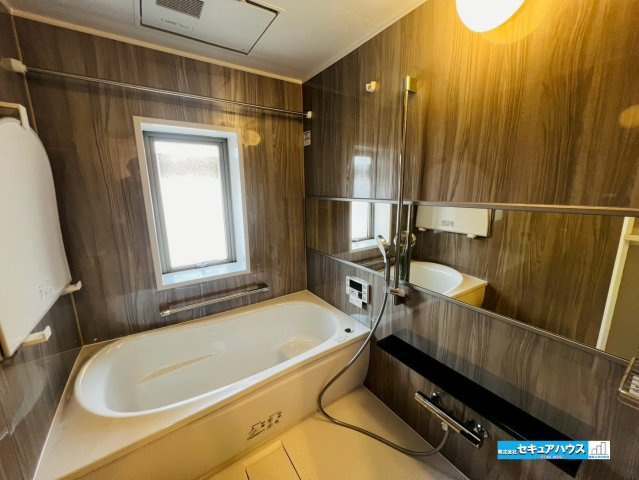【中古マンション】東海市養父町ユーハウス尾張横須賀の浴室|【浴室】
◆アクセントパネルで落ち着きのある雰囲気を演出します。毎日の疲れを癒やすバスタイムをお楽しみ下さい！
◆窓付きで、カビの繁殖を抑える効果があります。
