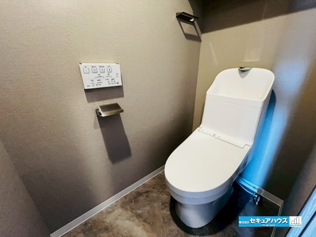 【中古マンション】東海市養父町ユーハウス尾張横須賀のトイレ|【トイレ】
◆高機能トイレの多くは便器のフタの開閉が自動であり、使用後に手動で水を流す面倒もなく非常に便利です。スタイリッシュな見た目で、お掃除しやすく、節水効果が高いです。