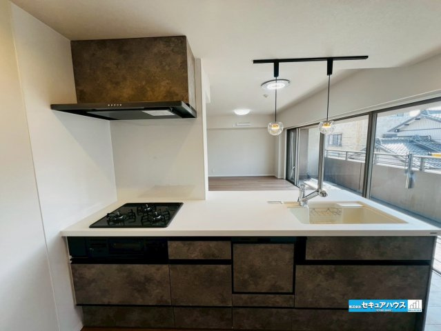 【中古マンション】東海市養父町ユーハウス尾張横須賀のキッチン|【キッチン】
◆同時にたくさんの料理が調理できる。「焼く・蒸す・煮る」の工程を同時進行で進めることができるので、料理を素早く作ることができます。育児でバタバタ忙しいママに嬉しい♪