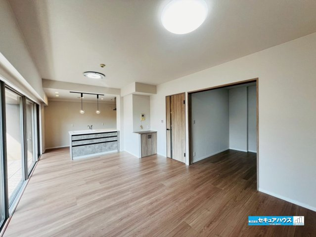 【中古マンション】東海市養父町ユーハウス尾張横須賀の居間・リビング|【リビング】
◆日当たりが良く温かい広々リビングは家族の団らんスペースになります♪