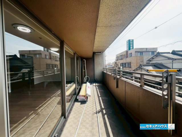 【中古マンション】東海市養父町ユーハウス尾張横須賀のバルコニー|【バルコニー】
◆見晴らしもよく、太陽の温かな温もりをめいっぱい受け止めてくれます。
太陽の光と爽やかな風を受けたお洗濯物はあっという間に乾き、取りこむ時には太陽の匂いを感じられそうですね。　