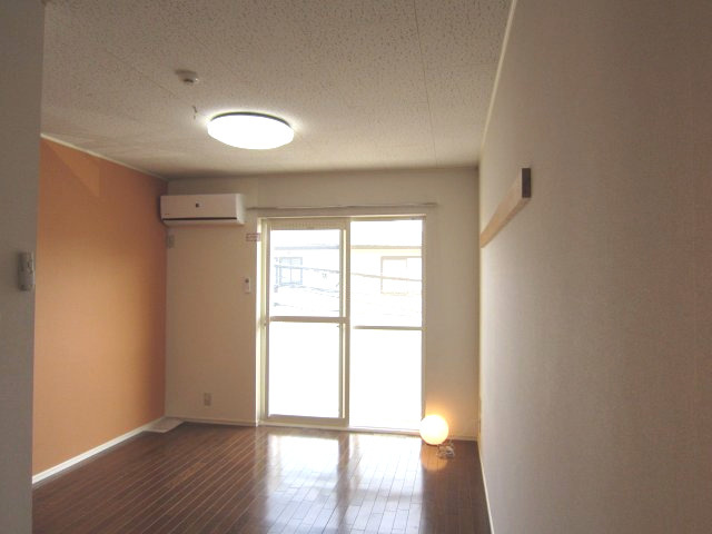 ２階角部屋：デザインリフォーム～サンシティ春日A棟～の洋室|個人の部屋や寝室として使える洋室です