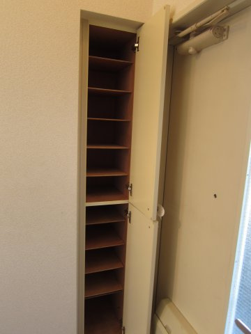 ２階角部屋：デザインリフォーム～サンシティ春日A棟～の収納|玄関横にシューズボックス完備
