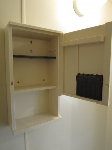 ２階角部屋：デザインリフォーム～サンシティ春日A棟～の浴室|浴室の鏡は開けると収納があります