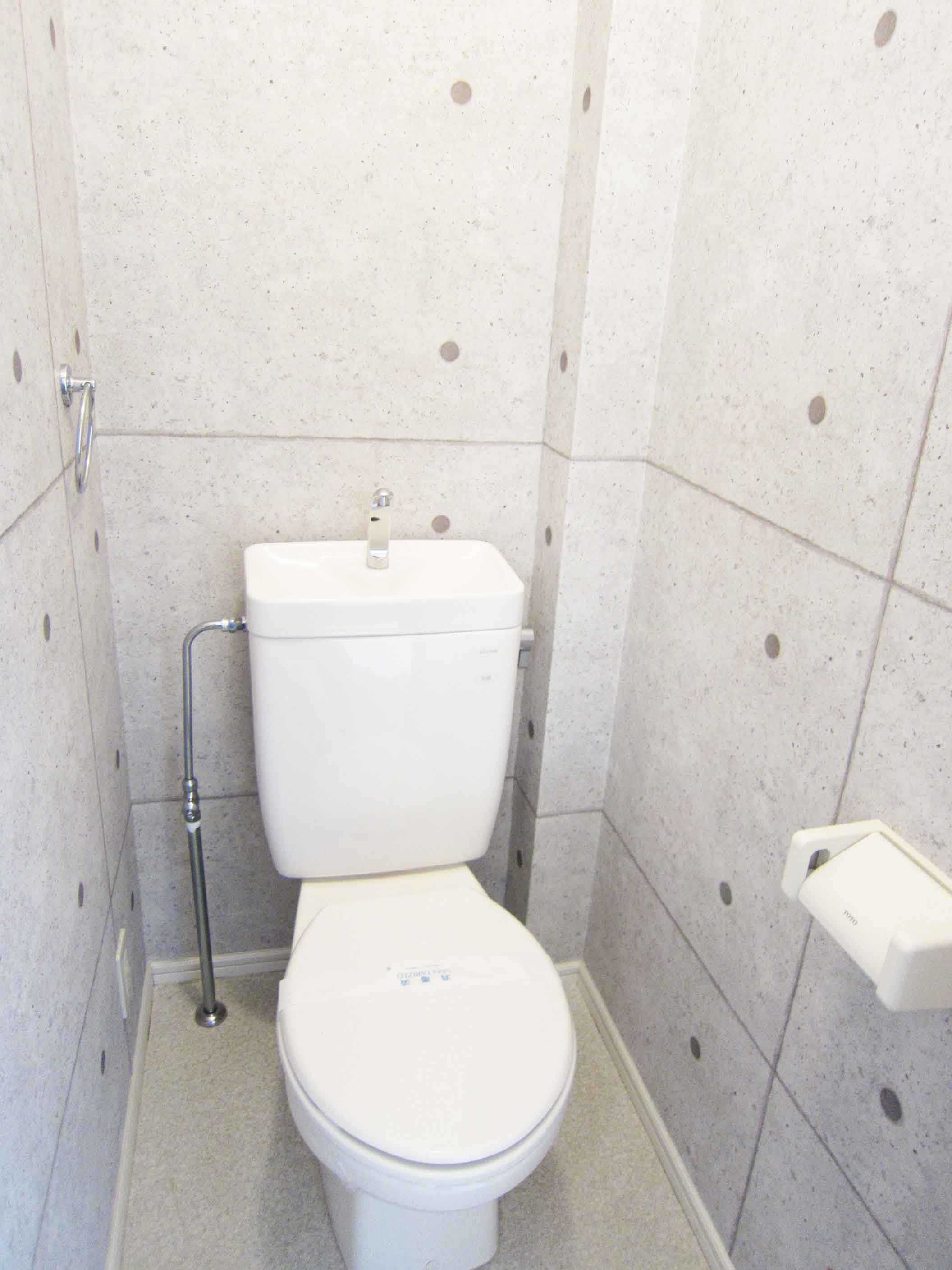 ２階角部屋：デザインリフォーム～サンシティ春日A棟～のトイレ|アクセントクロス施工