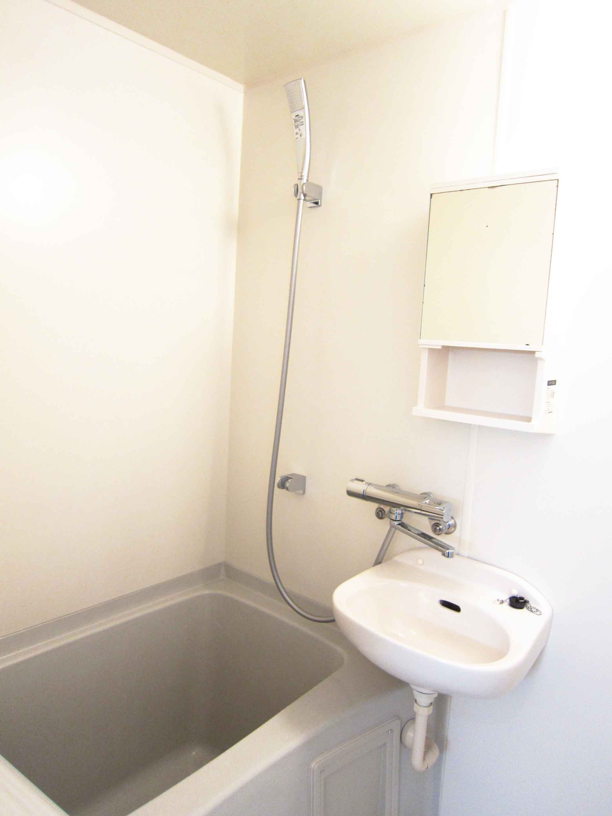 ２階角部屋：デザインリフォーム～サンシティ春日A棟～の浴室|清潔感あるバスルームです