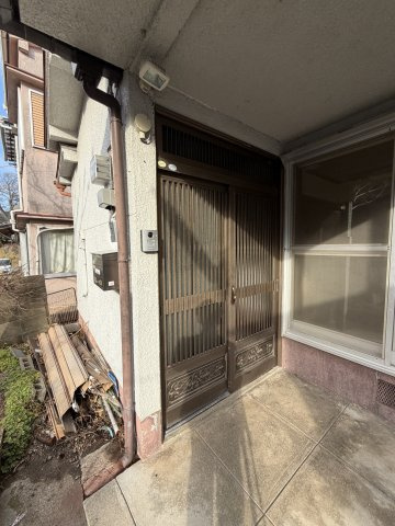 東谷戸建ての玄関