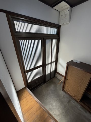 東谷戸建ての玄関