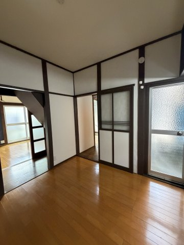 東谷戸建ての居間・リビング