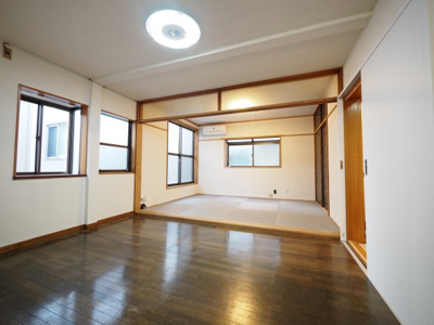 【居間・リビング】 | 木月4丁戸建 | 11JのLDKと6Jの和室を繋げればより広々と使えます