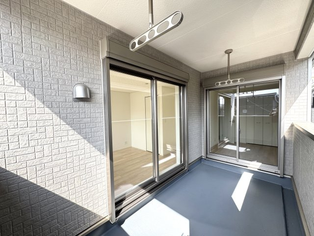 中央区龍禅寺町　第2　1号棟のバルコニー|屋根があるバルコニーで、急な雨でも安心です♪