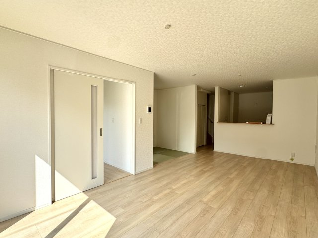 中央区龍禅寺町　第2　1号棟の居間・リビング|大きな窓からたっぷりの陽光が入る明るいリビング！