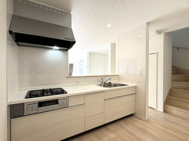 中央区龍禅寺町　第2　1号棟のキッチン|三口ガスコンロ備え付けのシステムキッチン！調理もスムーズに行えます。