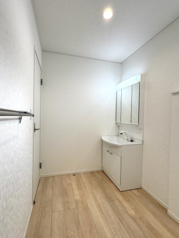 中央区龍禅寺町　第2　1号棟の独立洗面台|清潔感のある洗面台です！