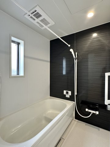 中央区龍禅寺町　第2　1号棟の浴室|黒のアクセントパネルが映えます♪