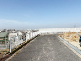 【前面道路含む現地写真】 | 周辺にはスーパーや薬局など、商業施設がそろっていますよ！とても住みやすい環境ですよ♪