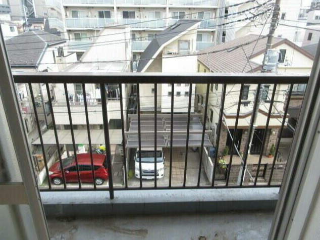 鈴木マンションのバルコニー|清掃前の写真です