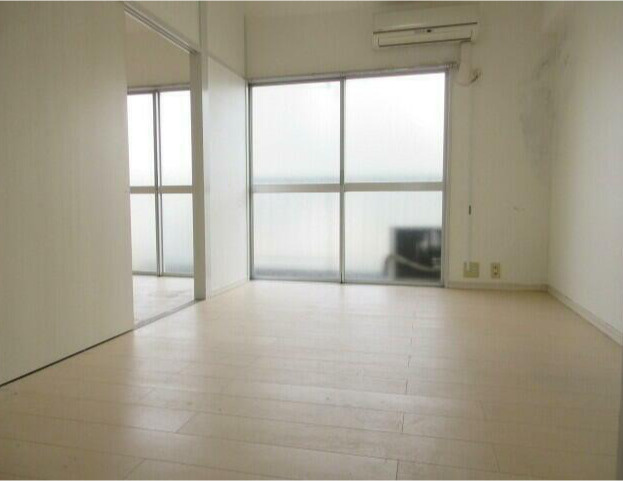 鈴木マンションの居間・リビング|清掃前の写真です