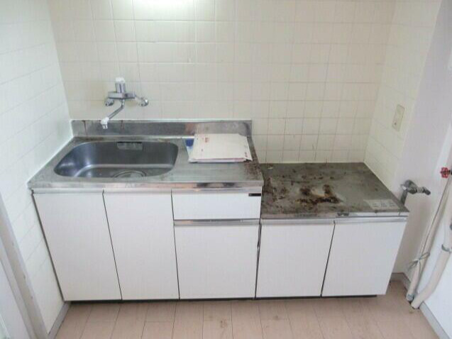 鈴木マンションのキッチン|清掃前の写真です