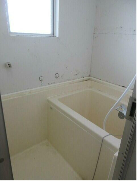 鈴木マンションの浴室|清掃前の写真です