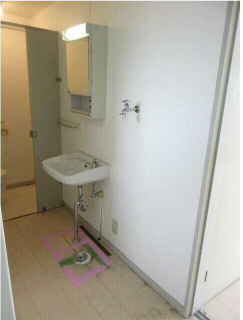 鈴木マンションの洗面所|清掃前の写真です