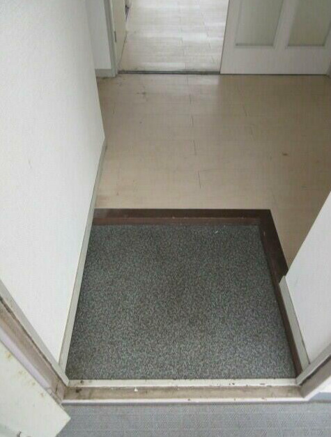 鈴木マンションの玄関|清掃前の写真です