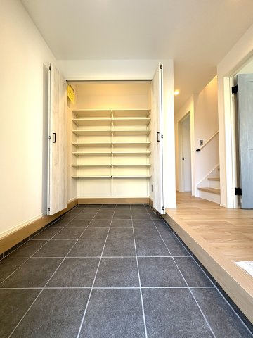 SHONAN SMART HOUSE — 48坪のゆとりの玄関