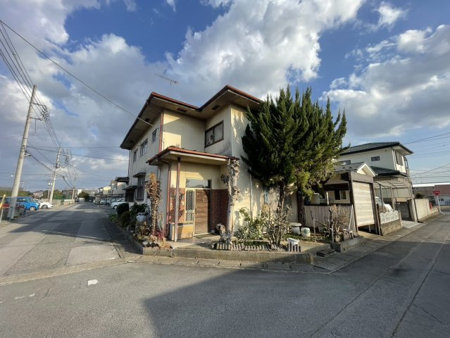 周辺商業施設多数。前面6ｍ道路解体費込みの小山市駅南町売地の外観