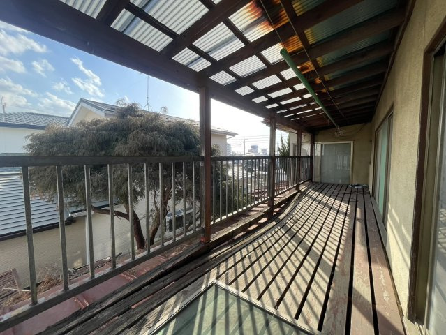 周辺商業施設多数。前面6ｍ道路解体費込みの小山市駅南町売地の展望