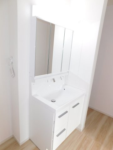 名古屋市港区遠若町１丁目の新築一戸建の独立洗面台|◇洗面室◇　　三面鏡付シャワードレッサー（７５０サイズ）　くもり止め仕様