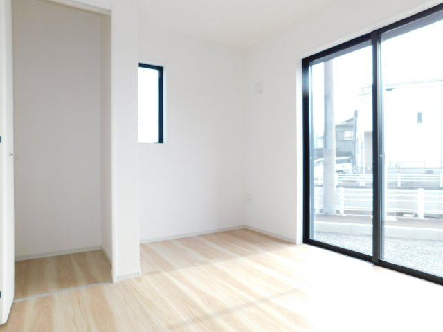 名古屋市港区遠若町１丁目の新築一戸建の洋室|◇１階洋室◇　　南面を含む２面採光で明るい洋室５．５帖　全居室収納完備♪　ＬＤＫと続き間で最大２４．３帖！