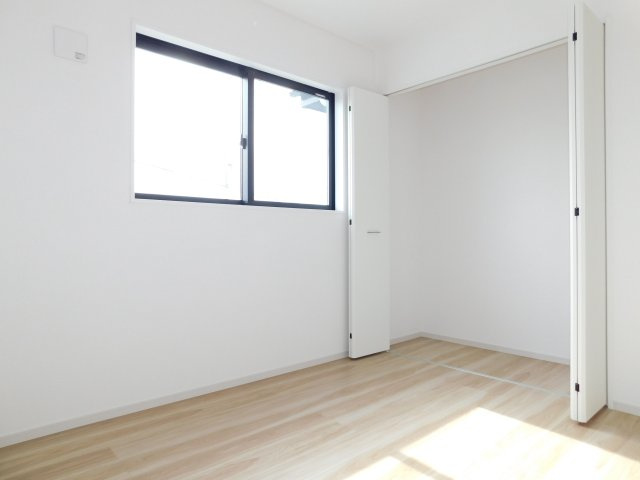 名古屋市港区遠若町１丁目の新築一戸建の洋室|◇２階洋室◇　　南面を含む２面採光で明るい洋室５．２帖　全居室収納完備♪