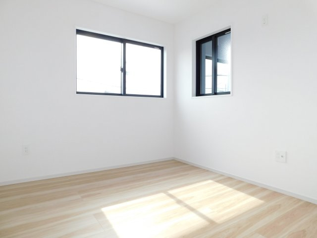 名古屋市港区遠若町１丁目の新築一戸建の洋室|◇２階洋室◇　　南面を含む２面採光で明るい洋室５．２帖　全居室収納完備♪