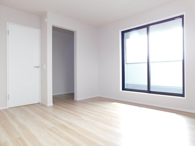 名古屋市港区遠若町１丁目の新築一戸建の洋室|◇２階洋室◇　　南面で広くて明るい洋室１０．０帖　ウォークインクローゼット完備！　バルコニー付き♪