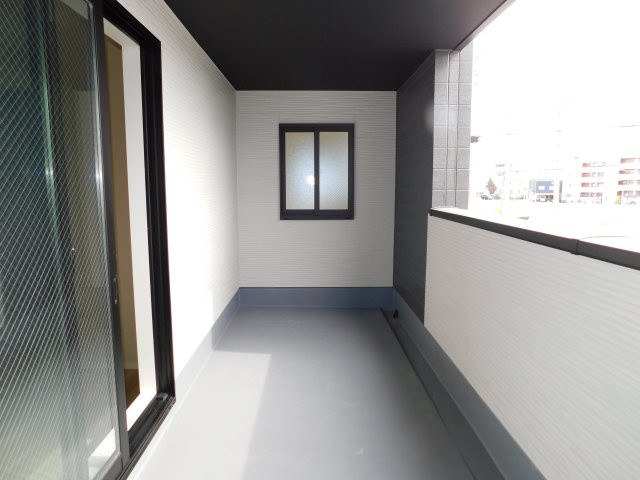 名古屋市港区遠若町１丁目の新築一戸建のバルコニー|◇バルコニー◇　　陽当たり良好なワイドバルコニー♪　急な雨でも安心なルーフ付き♪