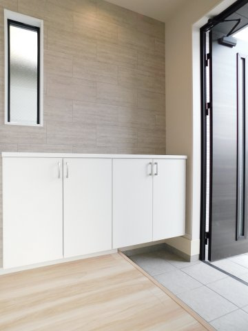 名古屋市港区遠若町１丁目の新築一戸建の玄関|◇玄関◇　　家族の履物がしっかり収納できるシューズ収納！
