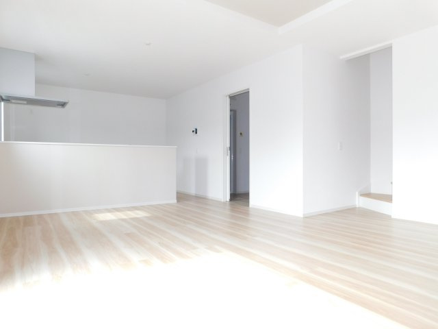 名古屋市港区遠若町１丁目の新築一戸建の居間・リビング|◇リビング◇　　南面で明るいリビング１８．８帖　折上天井のオシャレな空間♪