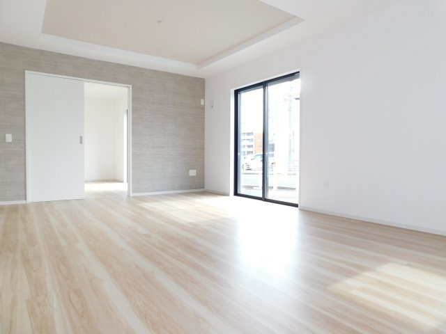 名古屋市港区遠若町１丁目の新築一戸建の居間・リビング|◇リビング◇　　南面で明るいリビング１８．８帖　家族のコミュニケーションが自然と増えるリビング階段♪