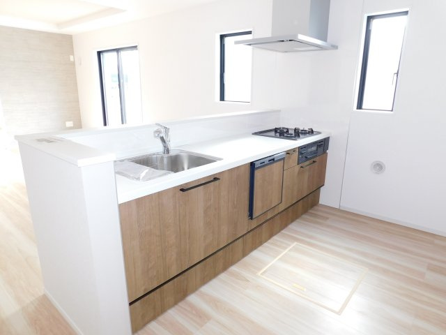 名古屋市港区遠若町１丁目の新築一戸建のキッチン|◇キッチン◇　　人気の対面式・人造大理石カウンター・食洗機・浄水器一体型水栓・静音仕様シンク・薄型換気扇・Ｓｉセンサーコンロ（３口）・床下収納庫など